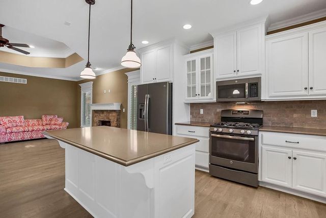 8539 Barstow Street, Lenexa, KS 66219