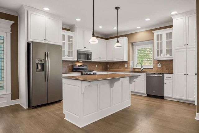 8539 Barstow Street, Lenexa, KS 66219