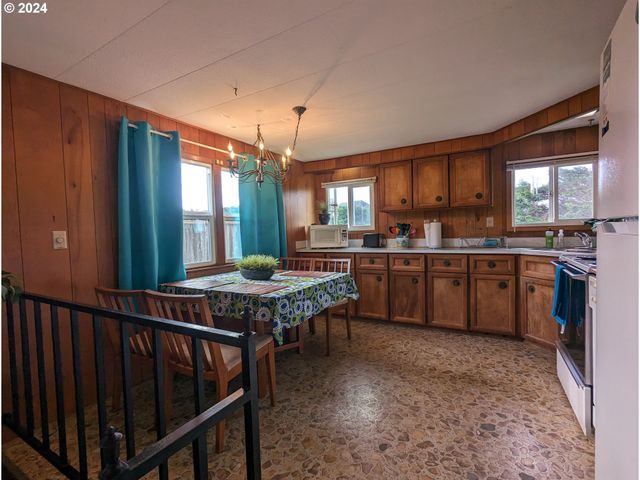 88565 2ND Ave, Florence, OR 97439