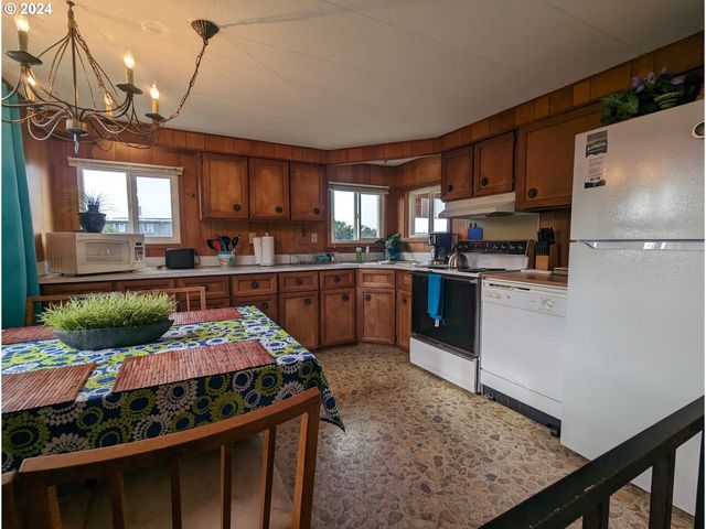 88565 2ND Ave, Florence, OR 97439