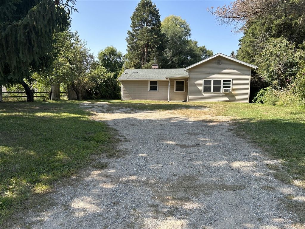4790 S Greenville Road, Greenville, MI 48838