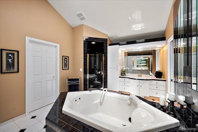 4417 Island View Drive, Waterford Charter Township, MI 48328