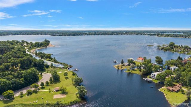 4417 Island View Drive, Waterford Charter Township, MI 48328