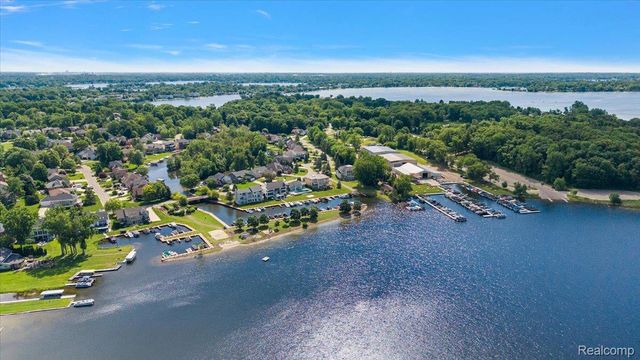 4417 Island View Drive, Waterford Charter Township, MI 48328