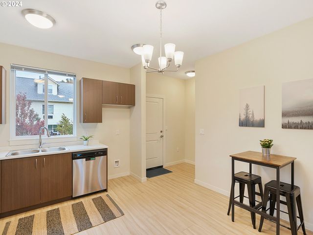 10827 E BURNSIDE St, Portland, OR 97216