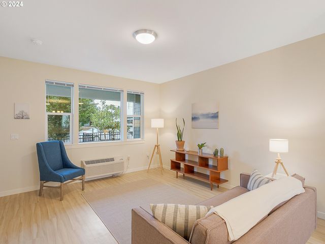 10827 E BURNSIDE St, Portland, OR 97216