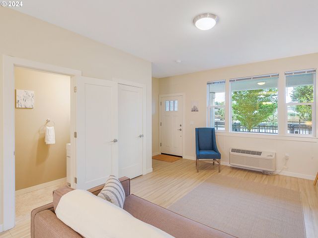 10827 E BURNSIDE St, Portland, OR 97216