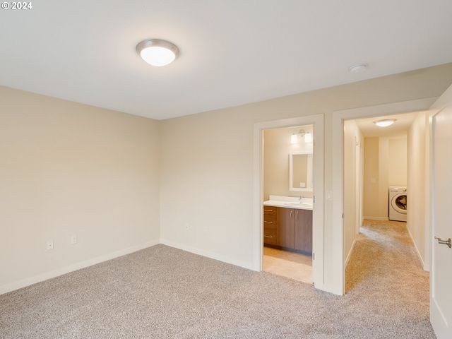 10827 E BURNSIDE St, Portland, OR 97216