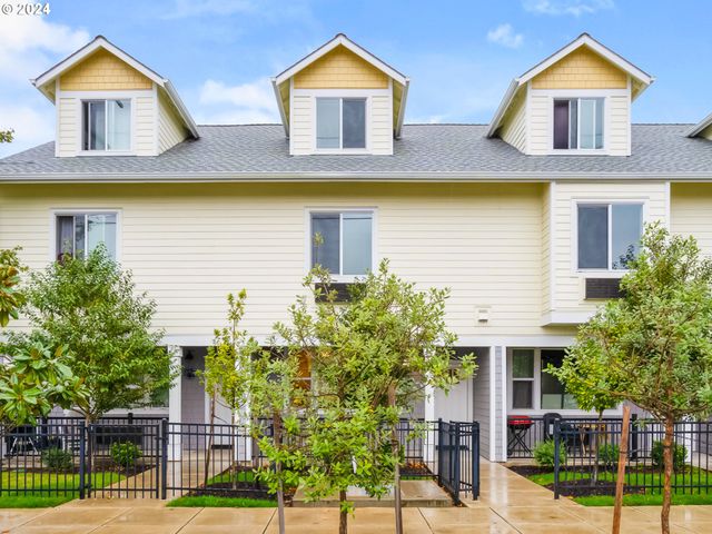 10827 E BURNSIDE St, Portland, OR 97216