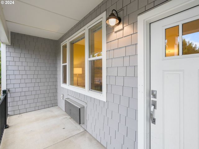 10827 E BURNSIDE St, Portland, OR 97216