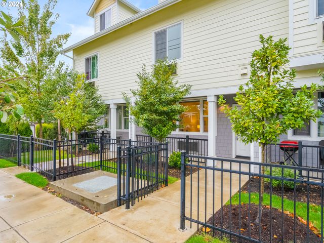 10827 E BURNSIDE St, Portland, OR 97216