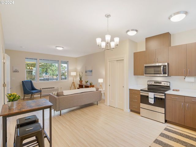 10827 E BURNSIDE St, Portland, OR 97216