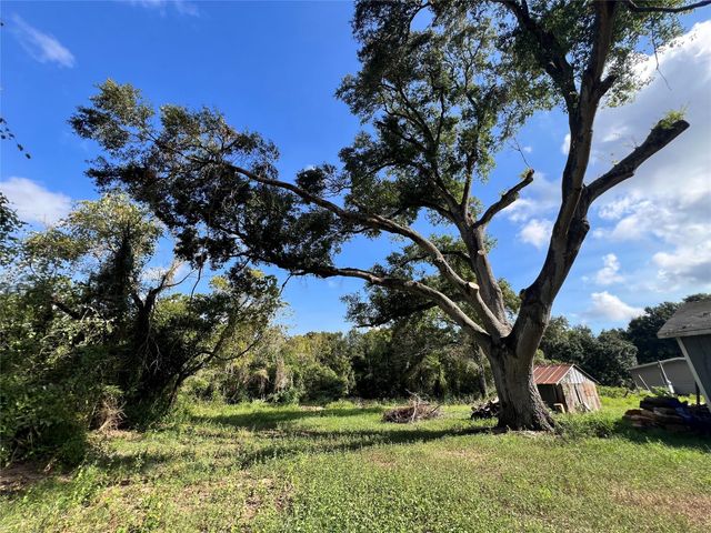 726 Travis Street, Sealy, TX 77474