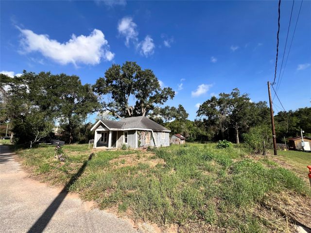 726 Travis Street, Sealy, TX 77474