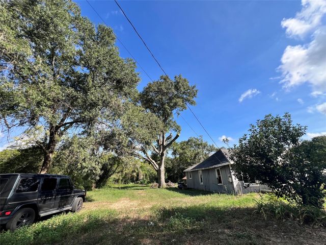 726 Travis Street, Sealy, TX 77474