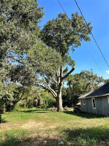 726 Travis Street, Sealy, TX 77474