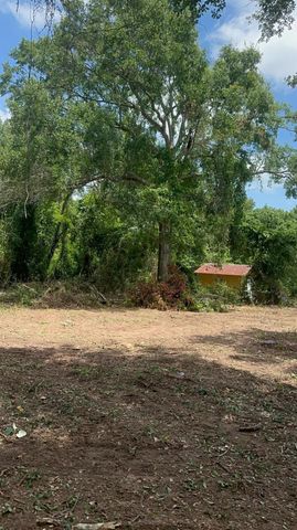 726 Travis Street, Sealy, TX 77474