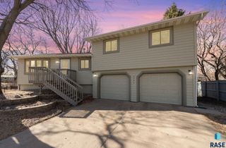 2305 S Royal Ct Court, Sioux Falls, SD 57106