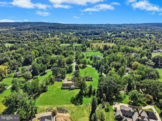 1807 APPLE TREE LN, Bethlehem, PA 18015