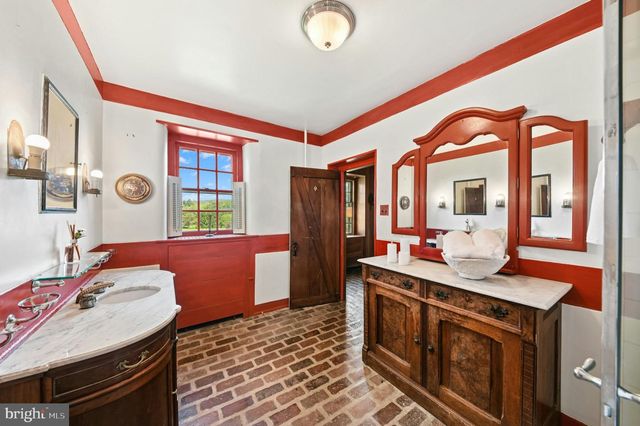1807 APPLE TREE LN, Bethlehem, PA 18015