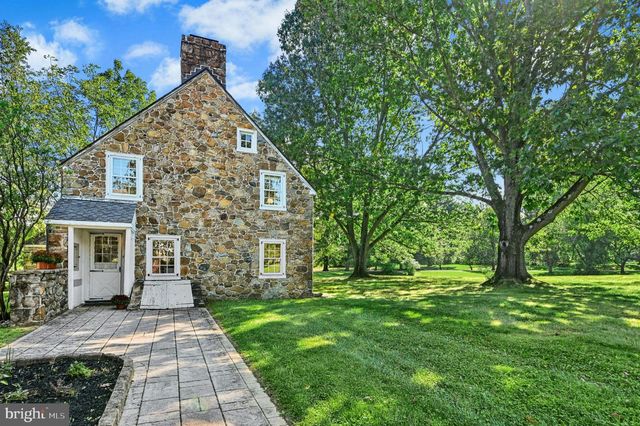 1807 APPLE TREE LN, Bethlehem, PA 18015