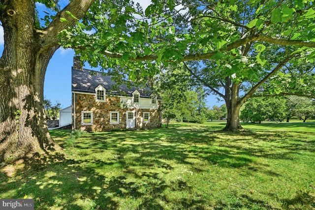 1807 APPLE TREE LN, Bethlehem, PA 18015