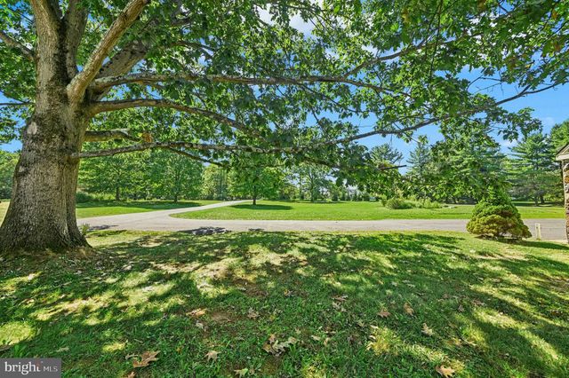 1807 APPLE TREE LN, Bethlehem, PA 18015