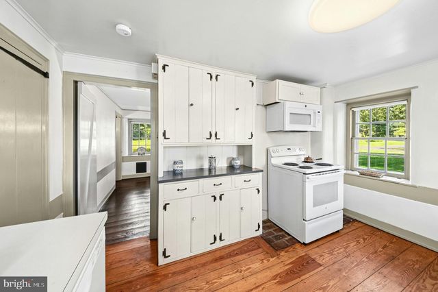 1807 APPLE TREE LN, Bethlehem, PA 18015