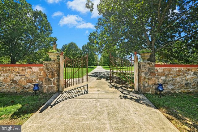 1807 APPLE TREE LN, Bethlehem, PA 18015
