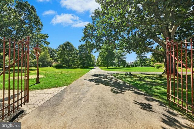 1807 APPLE TREE LN, Bethlehem, PA 18015