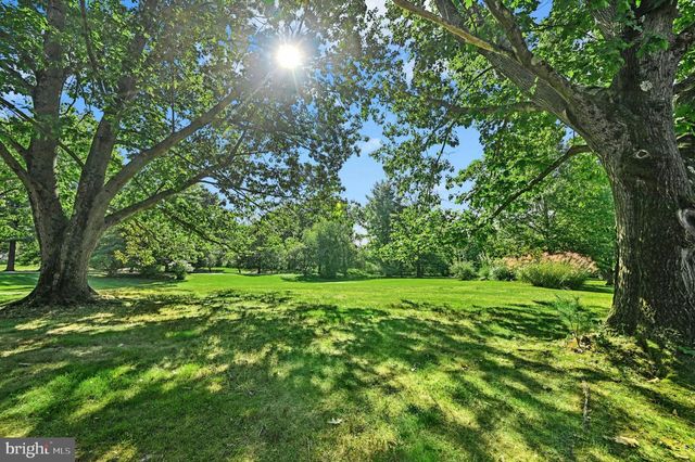 1807 APPLE TREE LN, Bethlehem, PA 18015