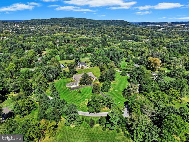 1807 APPLE TREE LN, Bethlehem, PA 18015
