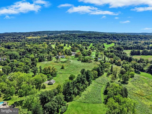 1807 APPLE TREE LN, Bethlehem, PA 18015