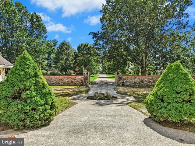 1807 APPLE TREE LN, Bethlehem, PA 18015