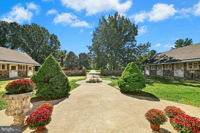 1807 APPLE TREE LN, Bethlehem, PA 18015