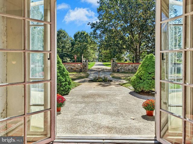 1807 APPLE TREE LN, Bethlehem, PA 18015