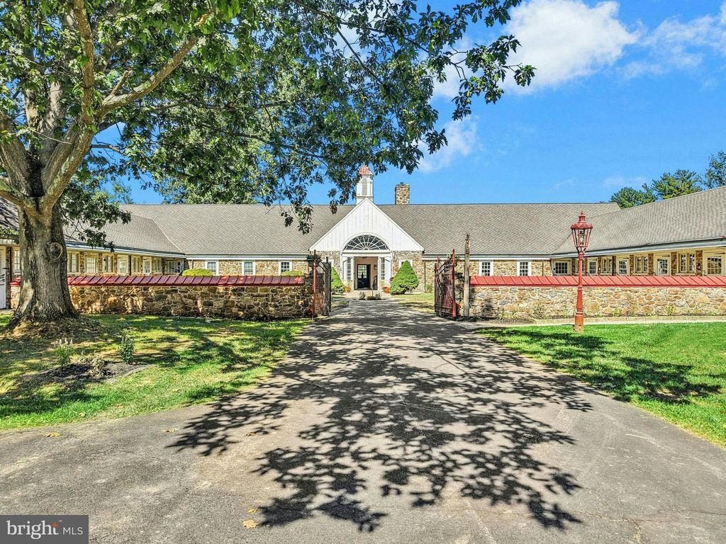 1807 APPLE TREE LN, Bethlehem, PA 18015