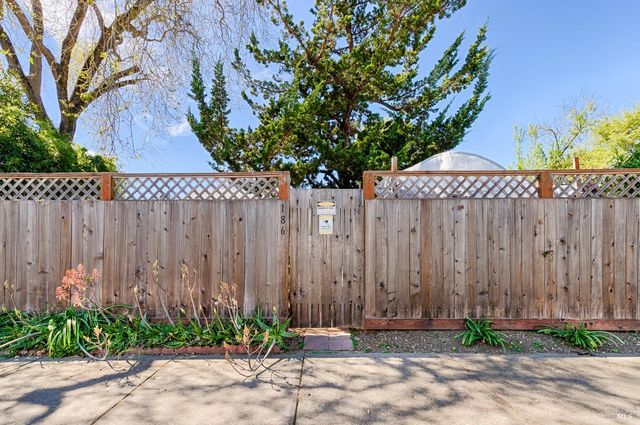 182-186 Torzelli Ln, Santa Rosa, CA 95407