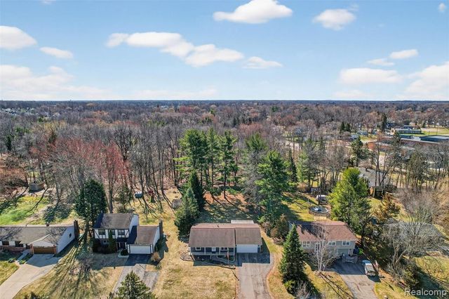 9155 Satelite Drive, White Lake, MI 48386