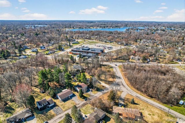 9155 Satelite Drive, White Lake, MI 48386