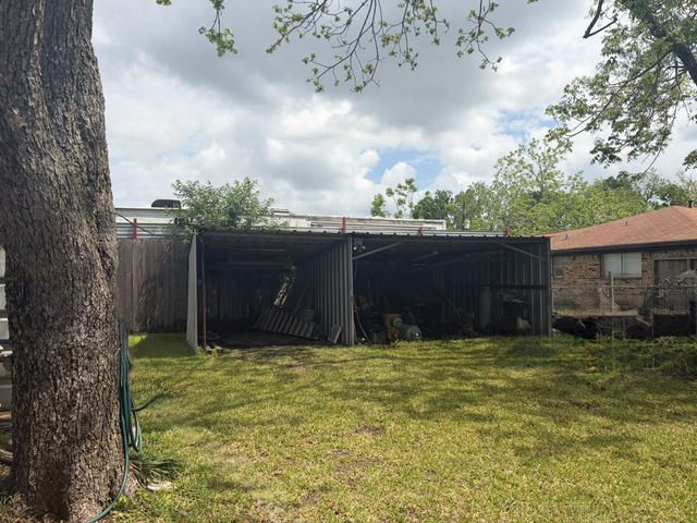 817 S Main Street, Highlands, TX 77562