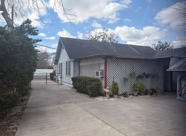 817 S Main Street, Highlands, TX 77562