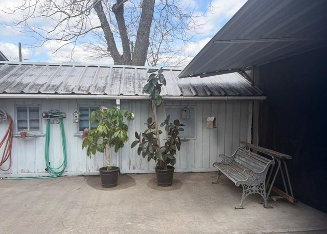 817 S Main Street, Highlands, TX 77562