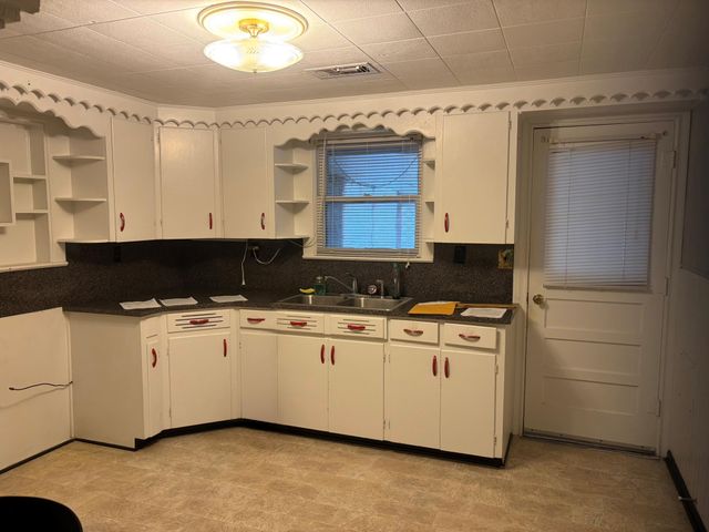 817 S Main Street, Highlands, TX 77562