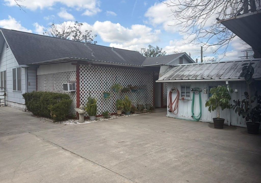 817 S Main Street, Highlands, TX 77562