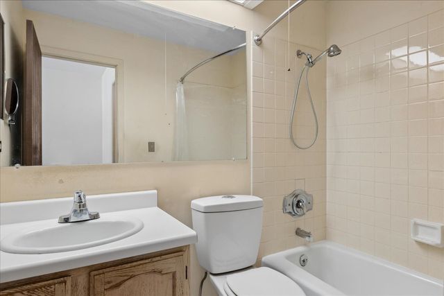 1108 Wellington Avenue, Libertyville, IL 60048