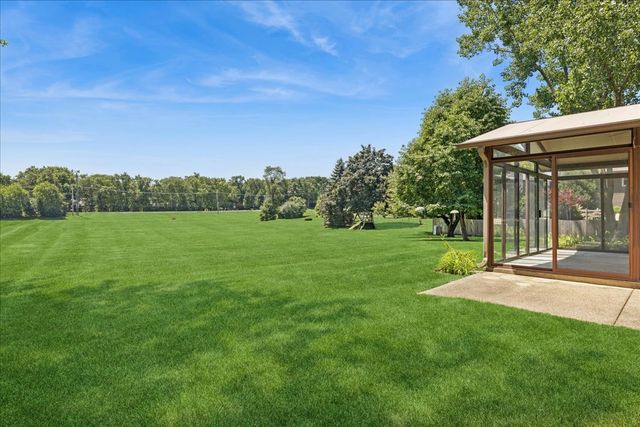 1108 Wellington Avenue, Libertyville, IL 60048