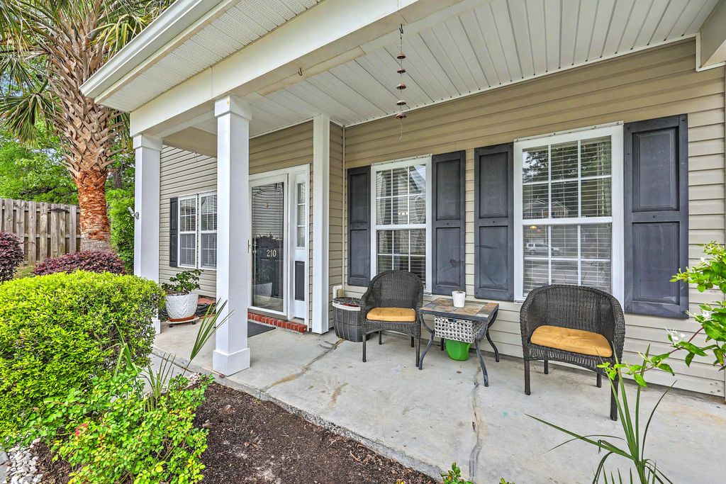 Image 4 of property listing at 210 Curico Lane, Summerville, SC 29483
