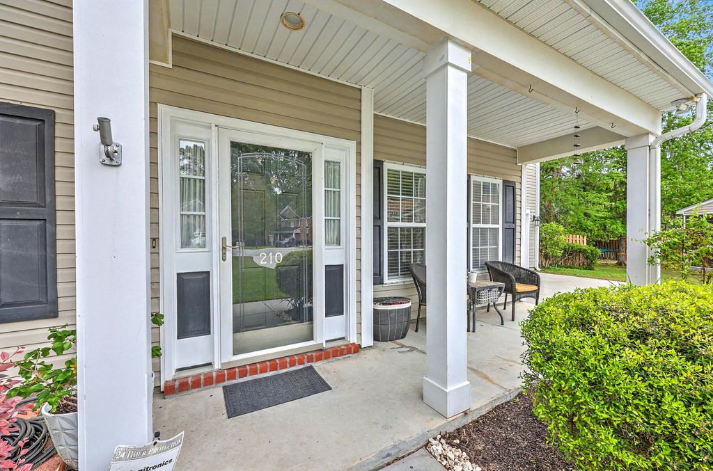 Image 5 of property listing at 210 Curico Lane, Summerville, SC 29483