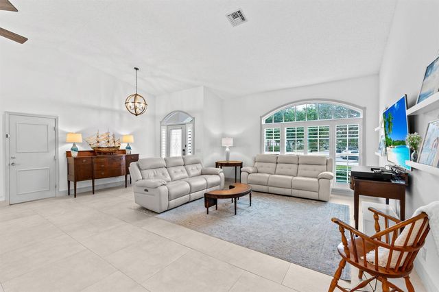 10223 Hunt Club Lane, Palm Beach Gardens, FL 33418